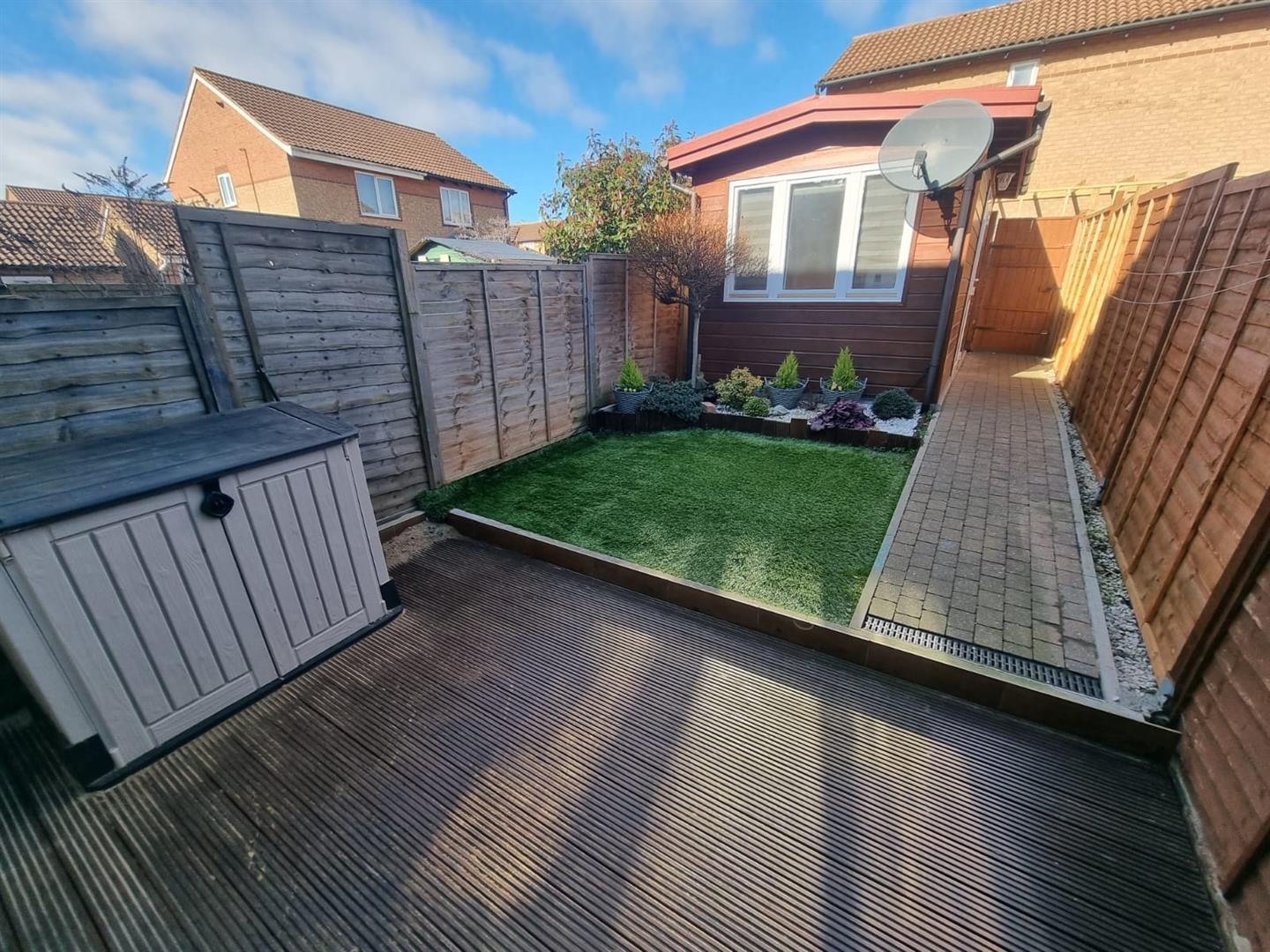 2 bed property in Hexham Gardens, Bletchley